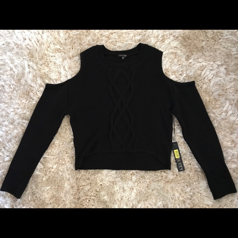 Black cold shoulder long sleeve crop top
